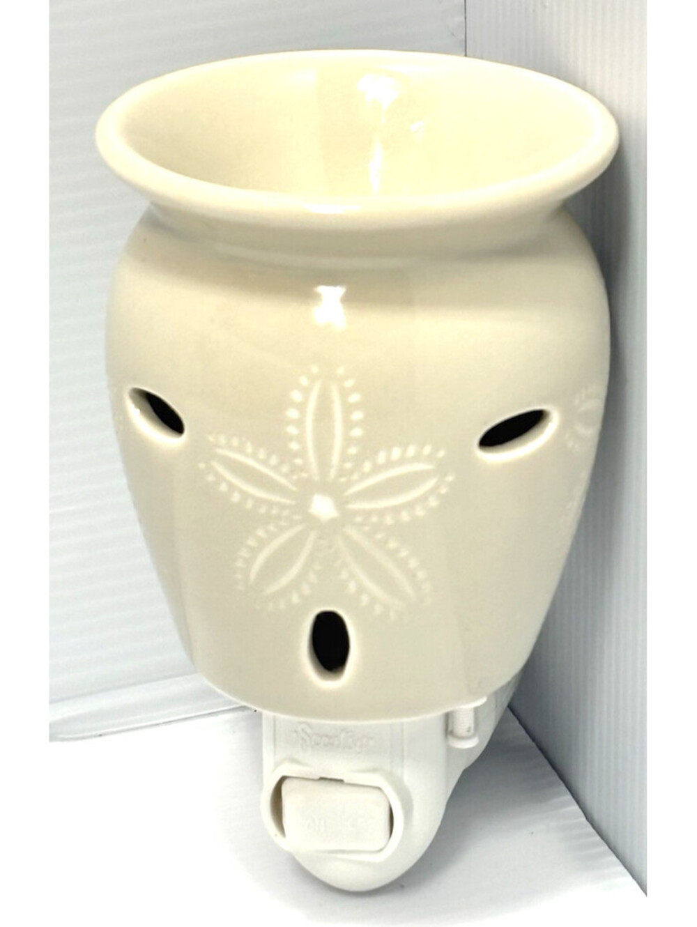 Scentsy Sand Dollar Plug In Fragrance Wax Warmer Ceramic Wall Night Light Ivory